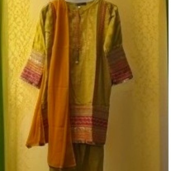 Girls' Mehnd Green Silk 3-Pieces Party Dress - Picture 3 of 8